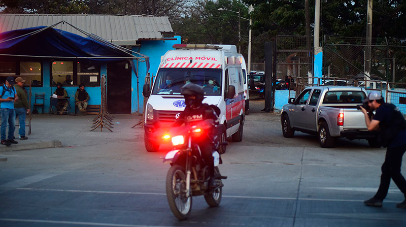 Varias ambulancias llegaron a la Penitenciaría para atender a los heridos. Foto: EL COMERCIO