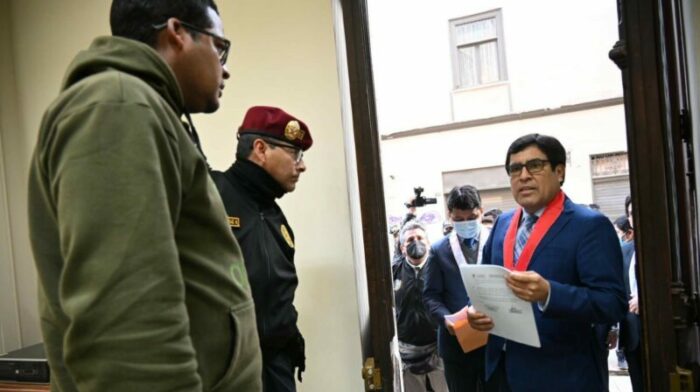 La Fiscalía de Perú muestra un allanamiento en la residencia de un congresista del partido Acción Popular. Foto: EFE.