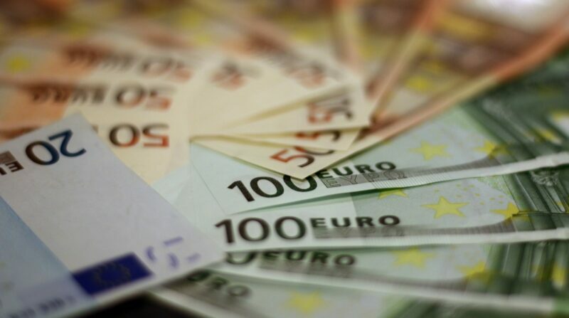 El euro mantiene una devaluación continúa contra el dólar. Foto: Pexels.