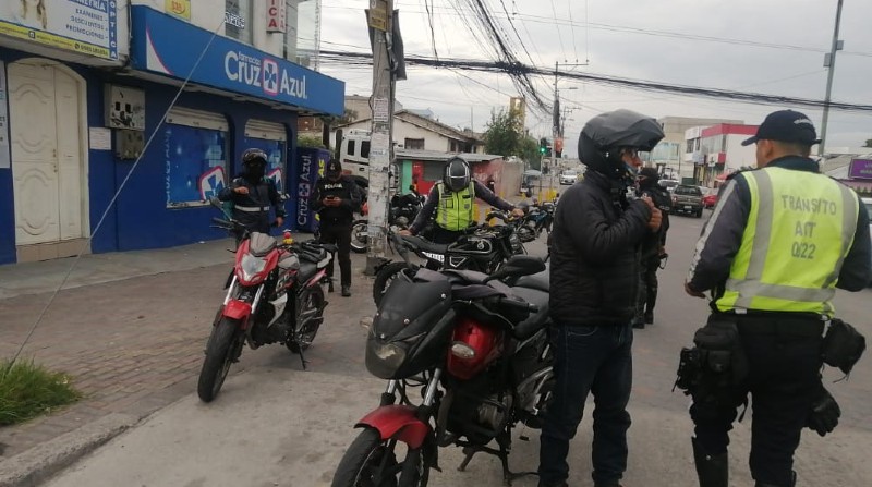 La restricción vehicular Pico y placa funciona en Quito en dos horarios divididos en la mañana y tarde. Foto: Twitter AMT