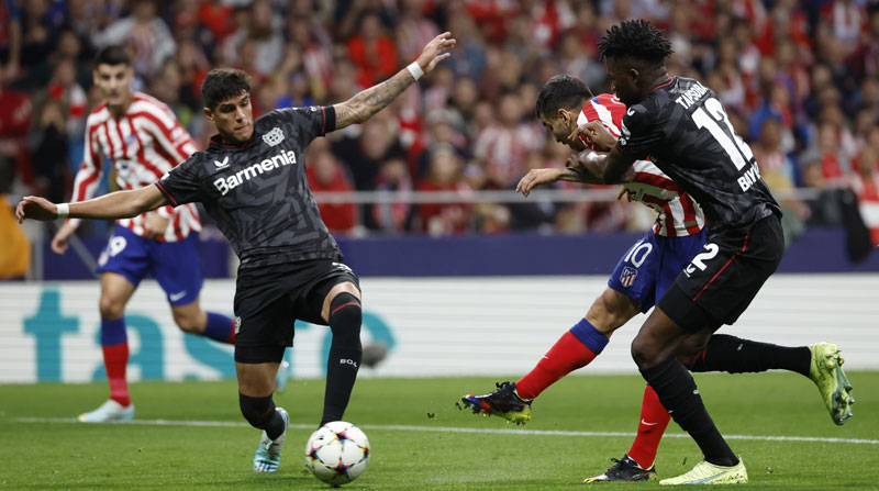 Piero Hincapié rechaza el balón durante el partido entre Atlético de Madrid y Bayer Leverkusen, en la Champions League, el 26 de octubre del 2022. Foto: EFE