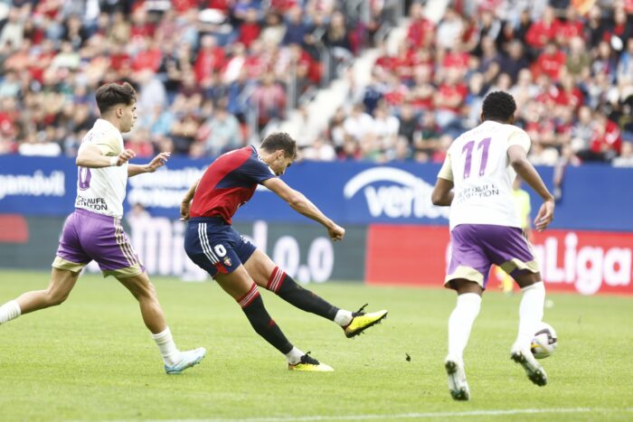 Gonzalo Plata va en búsqueda de la pelota en el partido entre Osasuna y Valladolid. Foto: Osasuna
