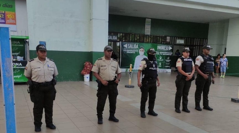 Agentes de la Policía se desplegaron a distintos sectores de Esmeraldas para dar seguridad durante el feriado por el 9 de Octubre de 2022. Foto: Cortesía