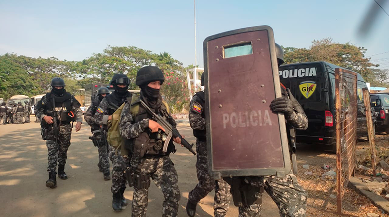 Unidades tácticas y operativas de la Policía ingresaron a la Penitenciaría del Litoral. Foto: Policía