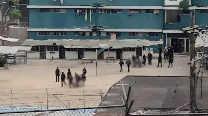 El pasado 8 de octubre, otros dos presos murieron en la cárcel de Esmeraldas. Agentes especializados realizaron el levantamiento de los cuerpos. Foto: Cortesía