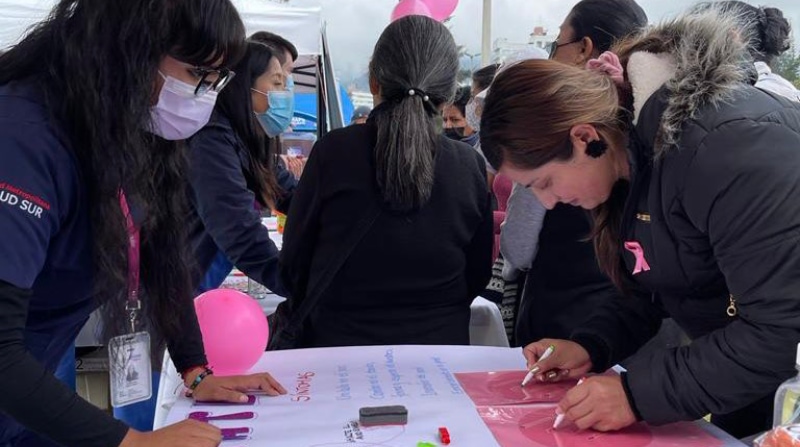 120 médicos, 100 enfermeras, coordinadores y voluntarios son parte de la campaña `Ya es Hora Quito... Tócate 2022’, para prevenir el cáncer de mama, en el parque La Carolina, en la Cruz del Papa este 22 de octubre de 2022. Foto: Secretaría de Salud del Municipio de Quito