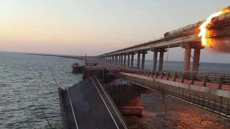 Una foto proporcionada por el Servicio de Seguridad de Ucrania (SSU) muestra una parte colapsada del puente del Estrecho de Kerch en Crimea este 8 de octubre de 2022. Foto: EFE