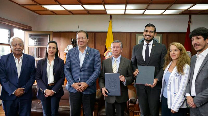 Autoridades del Municipio de Quito y de la Universidad Central firmaron un convenio para la apertura de la guardería. Foto: QuitoInforma