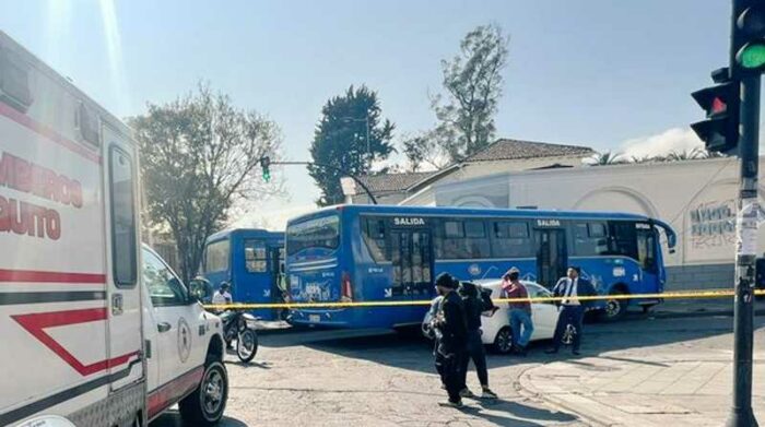 Buses colisionaron en Quito. Foto: Cortesía Bomberos