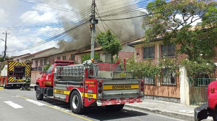 Incendio estructural afecta una vivienda en Quito. Foto: Cortesía