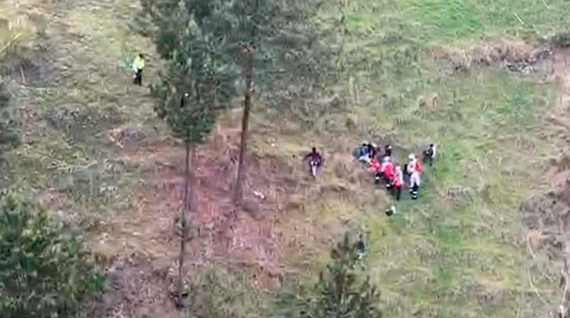 Paramédicos bajaron por la pendiente para rescatar el cuerpo del piloto. Foto: Twitter @Sanchezmendieta