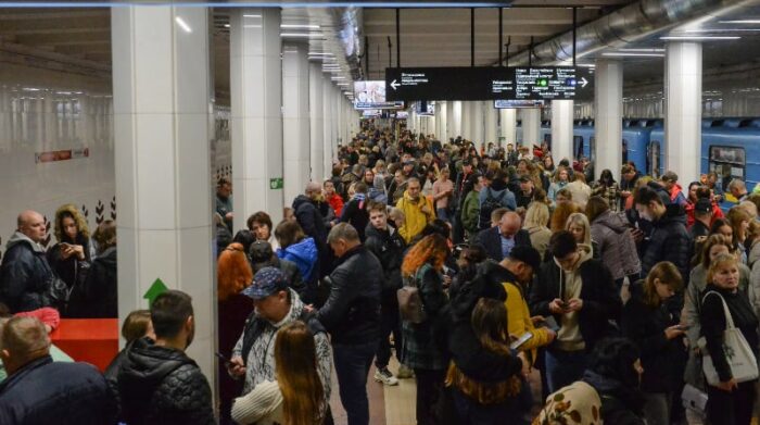 Las personas se refugian dentro de una estación de metro después de los bombardeos en Kyiv (Kiev), Ucrania, este 10 de octubre de 2022. Las tropas rusas entraron en Ucrania el 24 de febrero de 2022 iniciando un conflicto que ha provocado destrucción y una crisis humanitaria. Foto: EFE