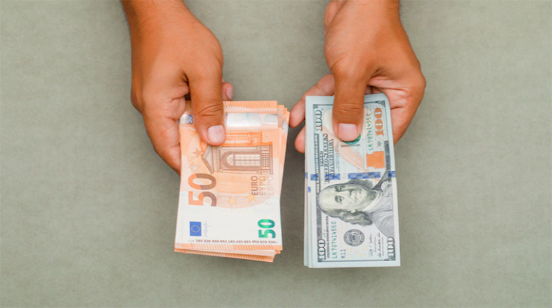 La depreciación del euro frente al dólar es una de las causas que han impulsado el decrecimiento de las remesas provenientes de Europa. Foto referencial: Freepik