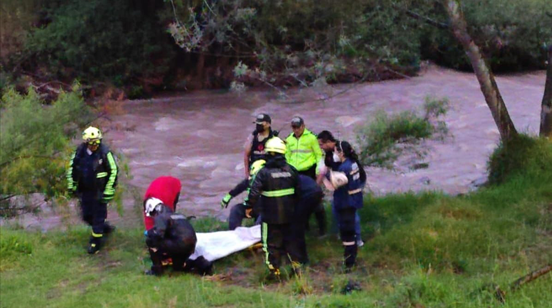 El joven fue atendido a orillas del río Burgay por paramédicos. Foto: Bomberos Azuay