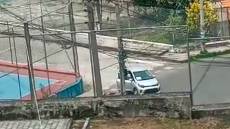 En el video se puede ver cómo los presuntos delincuentes amenazan al chófer para que le entregue sus pertenencias en una calle del sur de Quito. Foto: Captura de video