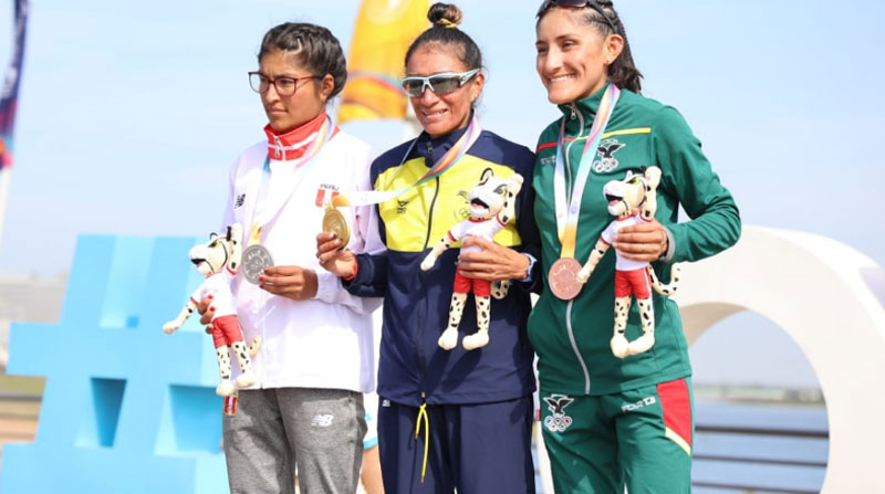 Rosalba Chacha en lo más alto del podio al recibir su medalla de oro en la maratón de los Juegos Suramericanos Asunción 2022. Foto: Twitter @ECUADORolimpico