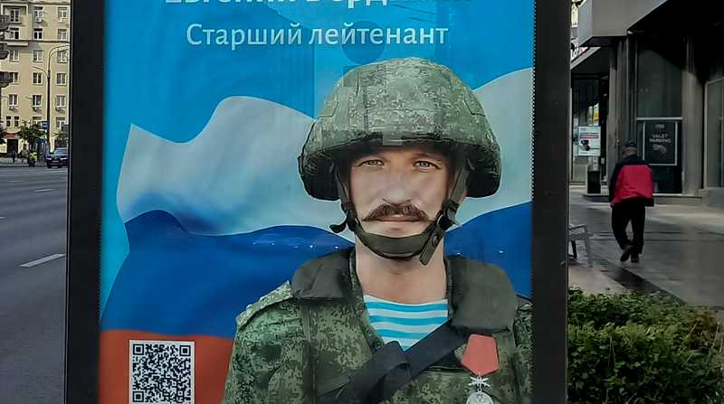 Imagen de archivo de carteles de soldados rusos en las calles de Moscú, con la leyenda "Gloria a los Héroes de Rusia". Foto: EFE/ Ignacio Ortega