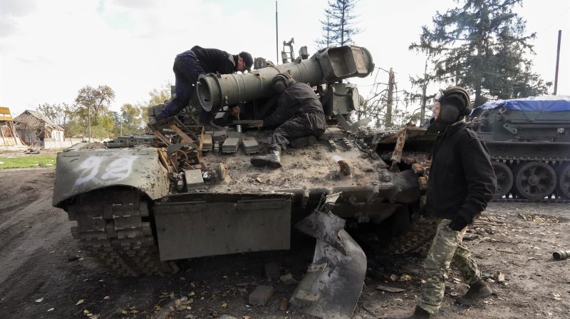 Restos de un tanque militar durante la guerra entre Rusia y Ucrania. Foto: EFE