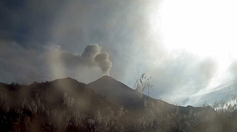 Imagen del volcán Sangay del 30 de octubre de 2022. El coloso emitió una nube de ceniza el 31 de octubre, alertó el Geofísico. Foto: Twitter IG