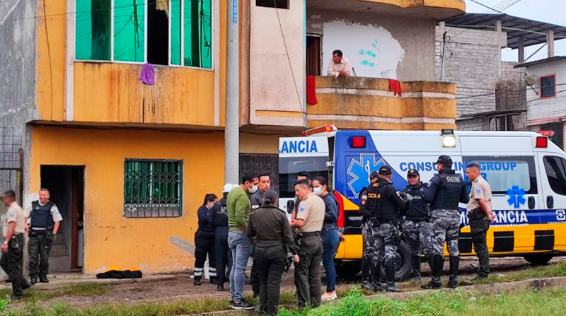 Una ambulancia llegó al sitio para atender a la persona que recibió los disparos. Foto: El Diario de Manabí