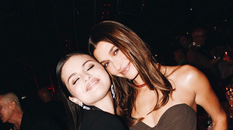 Selena Gómez lució feliz junto a Hailey Bieber en una fiesta. Foto: Twitter @biebslegendx