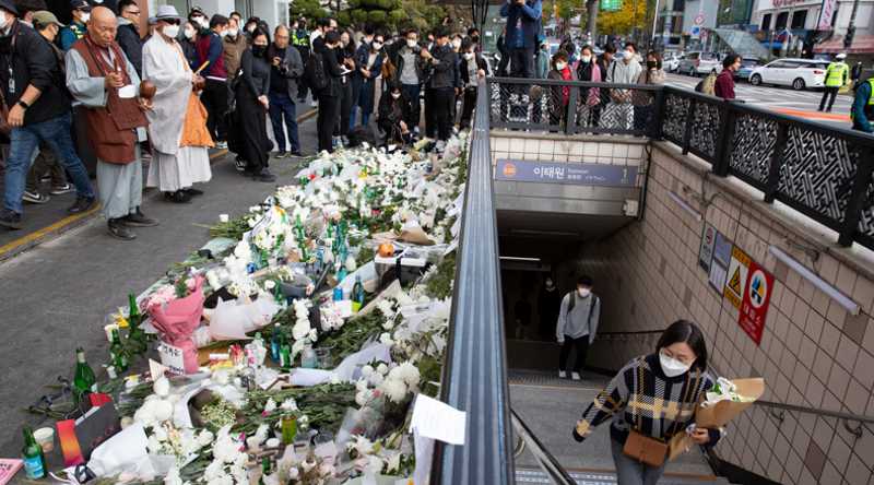 La gente llega para rendir homenaje a las víctimas de la estampida de Halloween en Seúl. Foto: EFE / JEON HEON-KYUN