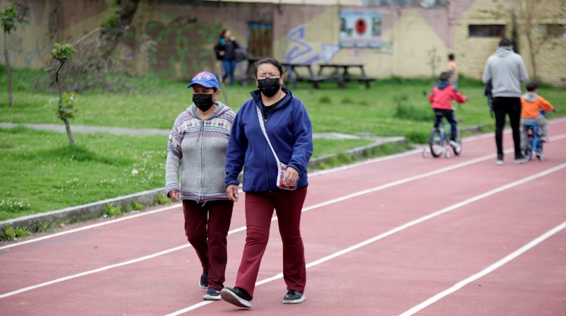 En el parque Santa Ana, en el sur de Quito, la mayor parte de personas no usa mascarillas, y otras lo siguen haciendo. Foto: Patricio Terán / EL COMERCIO