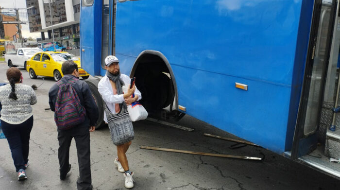 Personas que circulaban por el lugar se sorprendieron al ver que el bus se desarmó, cuando circulaba en el norte de Quito. Foto: Facebook Mikel Salazar