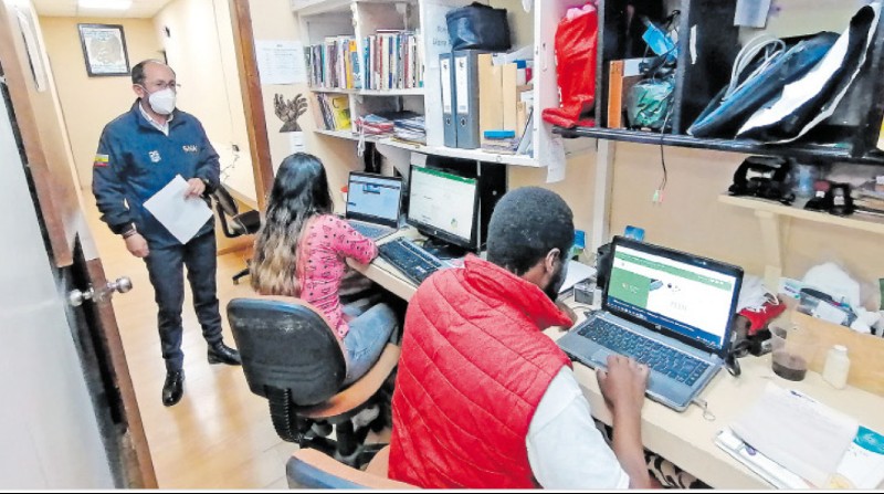 Los reclusos que estudian pueden acceder a libros, computadoras y textos especializados, según su nivel educativo. Foto: Modesto Moreta / El Comercio