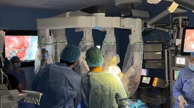 Un equipo de médicos de Solca realizan la operación con un robot. Foto: Facebook Solca Guayaquil
