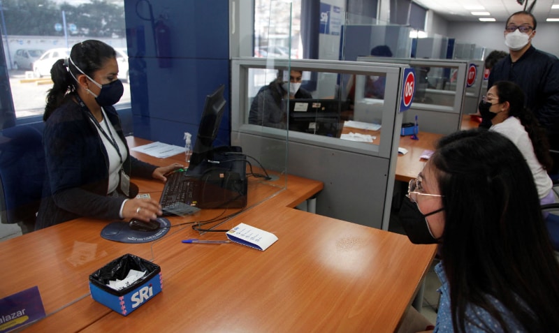 El registro de las cuentas bancarias para el débito se lo puede hacer por internet o agencias. Foto: Archivo / EL COMERCIO