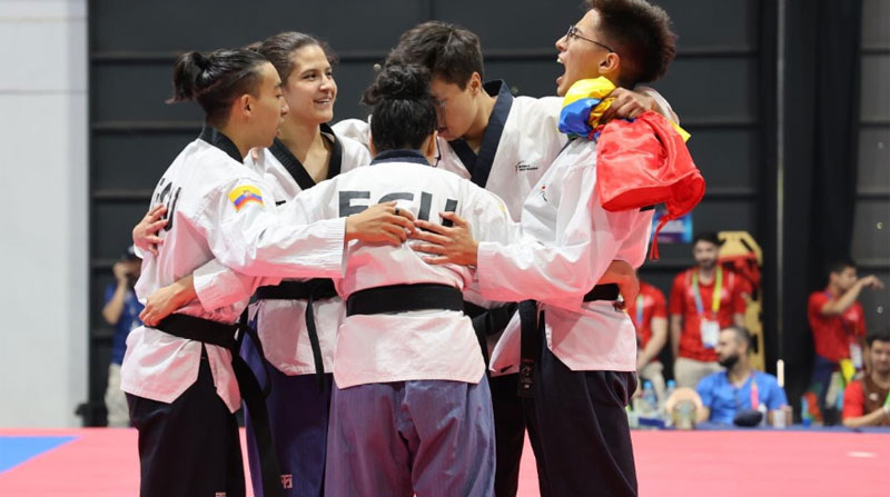 El equipo de poomsae mixto de Ecuador, en taekwondo, ganó oro en los Juegos Suramericanos. Foto: Comité Olímpico Ecuatoriano (COE).