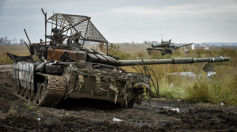 Un tanque ruso es abandonado en una ofensiva ucraniana. Foto: EFE
