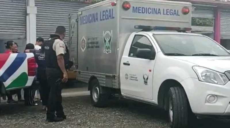 Personal de la policía y forenses acudieron al establecimiento para retirar el cuerpo. Foto: Cortesía El Diario (Manabí)