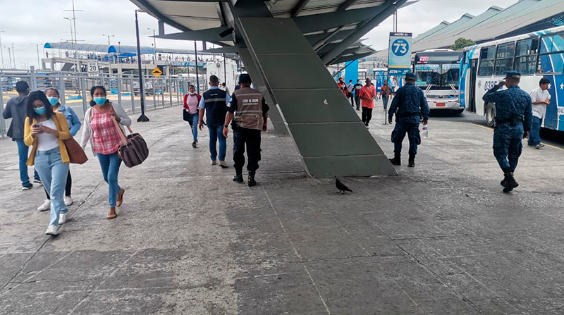 Agentes de control realizaron operativos en las paradas de buses del Terminal Terrestre de Guayaquil. Foto: Twitter @TerminalGye