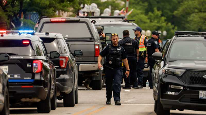 Oficiales de policía permanecen en la escena de un tiroteo en Estados Unidos, en una fotografía de archivo. Foto: EFE / Tannen Maury