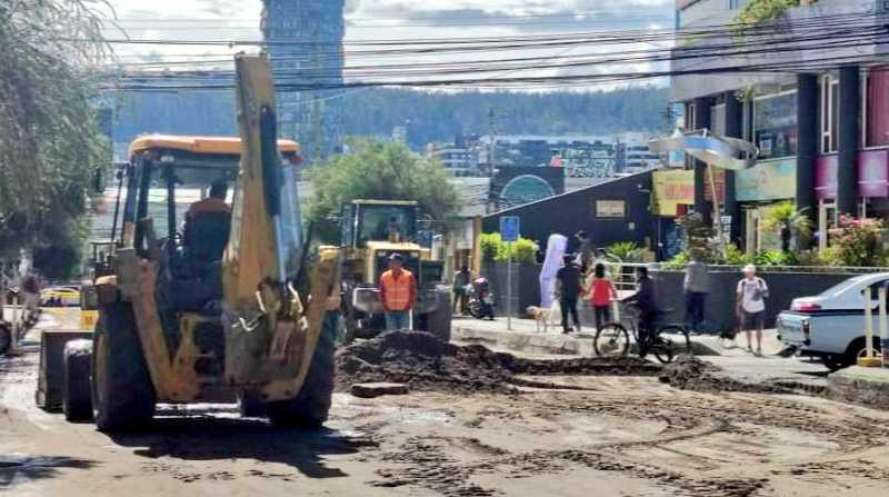 En Quito se ejecutan varios trabajos viales. Foto: Twitter @ObrasQuito