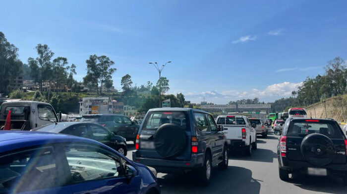 Los conductores señalaron que el tráfico colapsó en la autopista General Rumiñahui, hacia el valle de Los Chillos. Foto: Cortesía