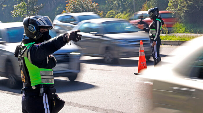 Agentes civiles de tránsito desarrollaron controles preventivos, como en el redondel de El Ciclista. Foto: Diego Pallero / EL COMERCIO