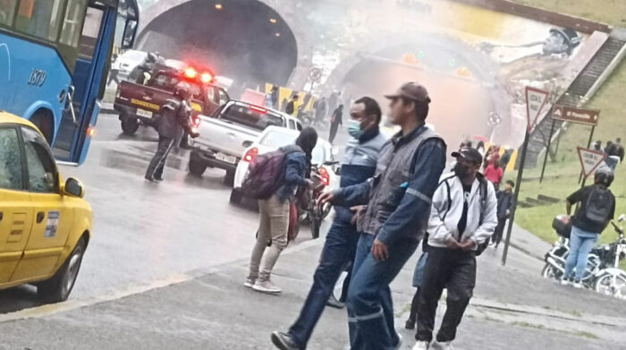 Las personas evacuaron el túnel de San Juan, en el momento en el que se registró el incendio del taxi, dentro del ducto que conecta con el centro de Quito. Foto: Cortesía