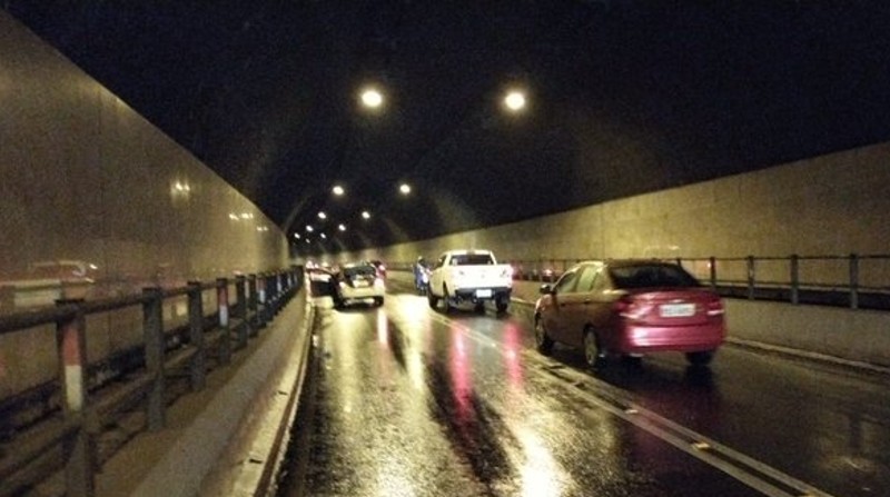 Un auto averiado provocó congestión vehicular en uno de los túneles , en Quito. Foto: Cortesía AMT