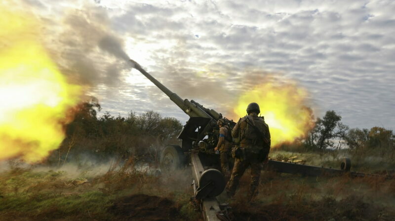 Soldados ucranianos realizan respuesta militar a ataques rusos a la ciudad de Zaporiyia. Foto: EFE.