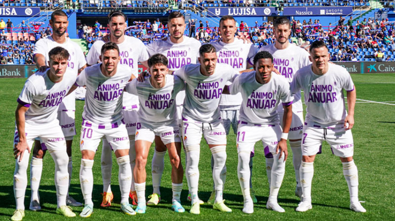 Gonzalo Plata, segundo desde la derecha (abajo) con el equipo titular del Valladolid el 1 de octubre del 2022. Foto: @realvalladolid