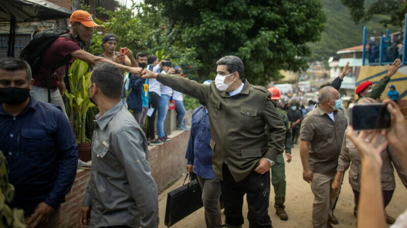 El presidente de Venezuela Nicolás Maduro, recorre zonas afectadas durante trabajos de limpieza y búsqueda de cuerpos en Tejerías (Venezuela). Foto: EFE.