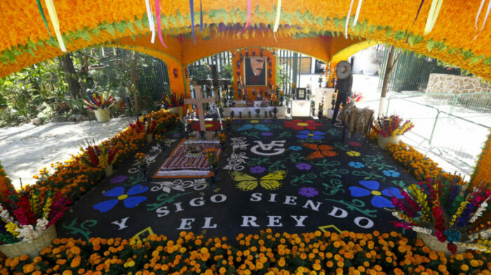 Vista general del altar de Día de Muertos dedicado al cantante mexicano Vicente Fernández, en el rancho Los Tres Potrillos, en el municipio de Tlajomulco, Jalisco (México). Foto: EFE.