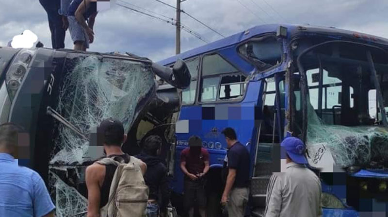 Uno de los buses quedó volcado, luego del impacto con un vehículo de transporte de pasajeros en la vía Tena- Quito, que conecta a la Amazonía con la capital ecuatoriana. Foto: Cortesía MSP