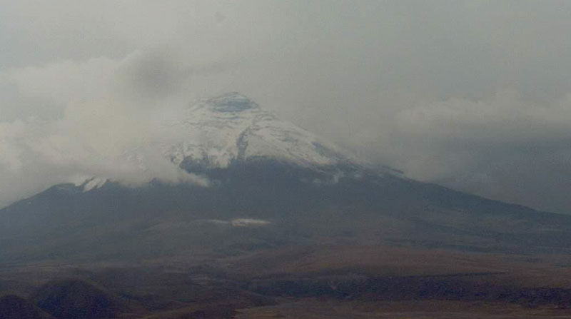 El volcán Cotopaxi tiene actividad superficial baja, según el informe del IG de este 24 de octubre de 2022. Foto: Twitter IG