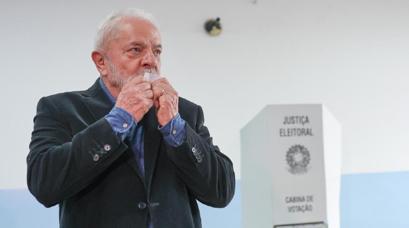 El expresidente Luiz Inácio Lula da Silva durante su votación este 2 de octubre de 2022. Foto: Twitter @LulaOficial