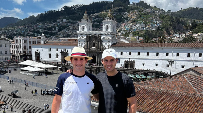 Rafael Nadal (der.) y Casper Ruud en el Centro Histórico de Quito, el 27 de noviembre del 2022. Foto: @rafaelnadal