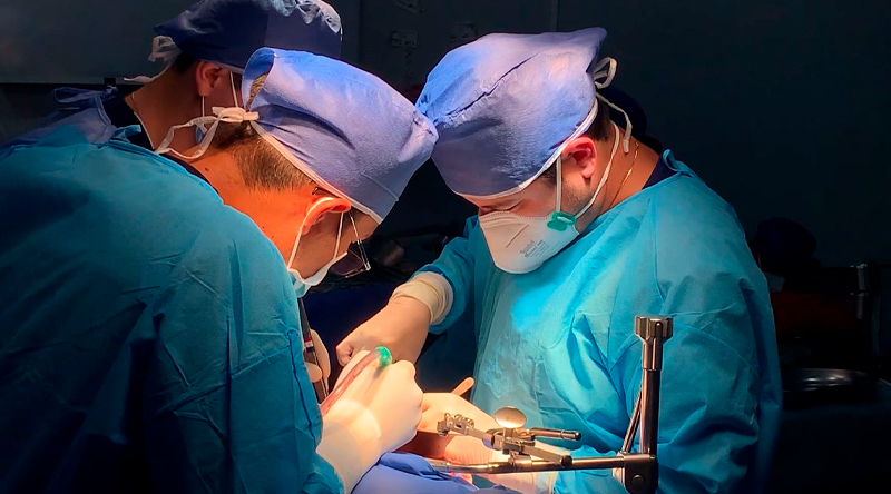 La operación duró más de ocho horas y se lo realizó en el Hospital José Carrasco Arteaga. Foto: Twitter @IESS_Salud